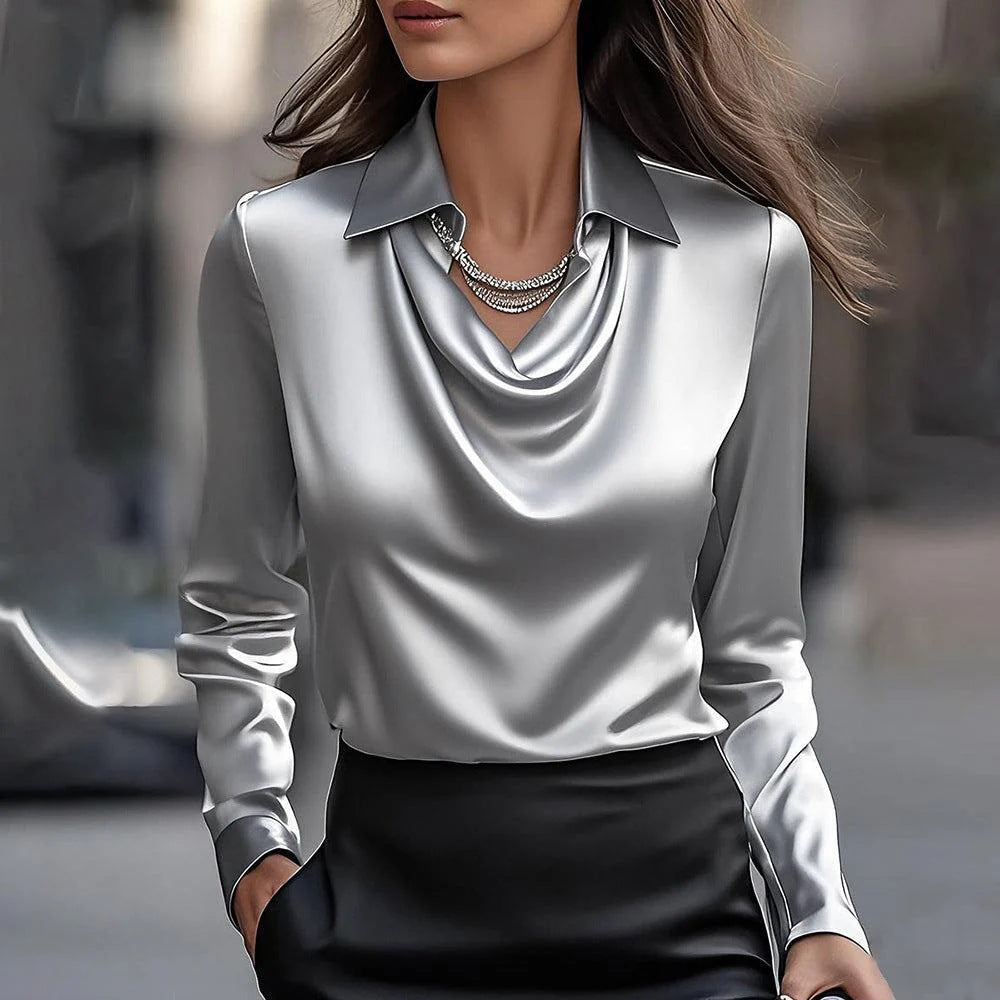 Luna - Skinnende bluse med plisseret hals – chik & tidløs