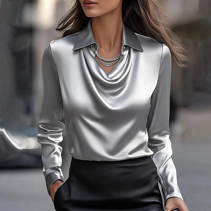 Luna - Skinnende bluse med plisseret hals – chik & tidløs